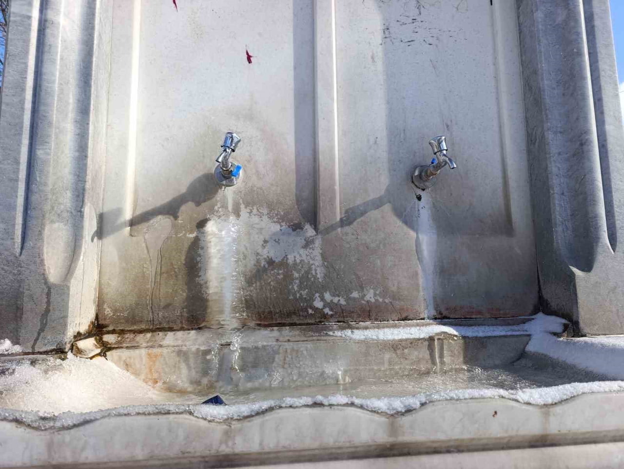 AFYONKARAHİSAR YILIN İLK GÜNÜNE DONDURUCU HAVANIN ETKİSİNDE BAŞLARKEN, KENTTE SIFIRIN ALTINA DÜŞEN...