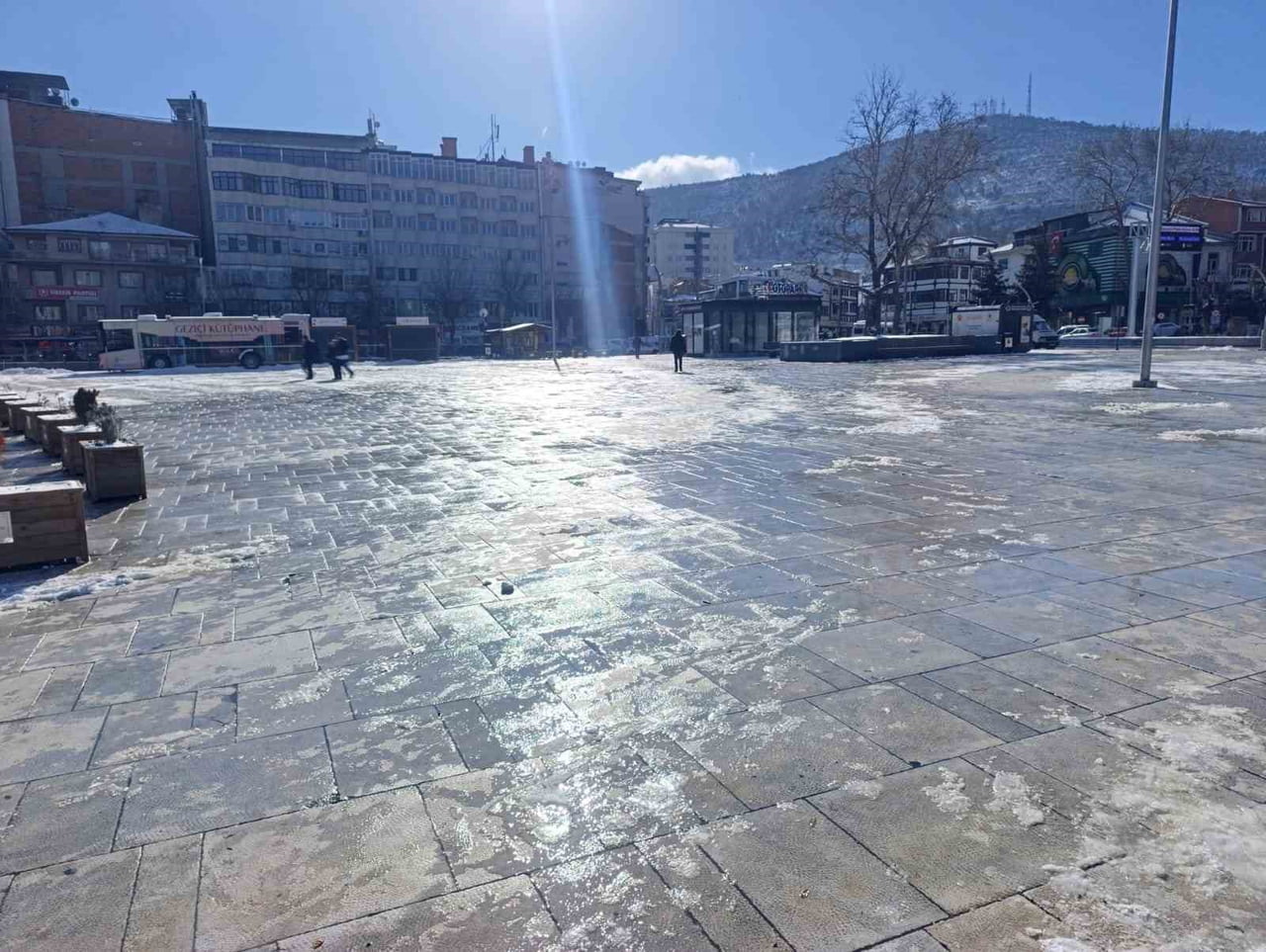 AFYONKARAHİSAR YILIN İLK GÜNÜNE DONDURUCU HAVANIN ETKİSİNDE BAŞLARKEN, KENTTE SIFIRIN ALTINA DÜŞEN...