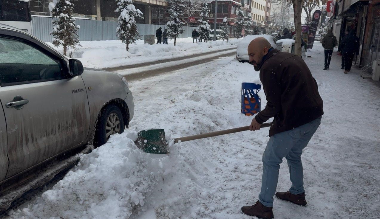 AĞRI'NIN PATNOS İLÇESİNDE DÜN GECEDEN İTİBAREN ETKİLİ OLAN KAR YAĞIŞI, İLÇE GENELİNDE HAYATI BİR...