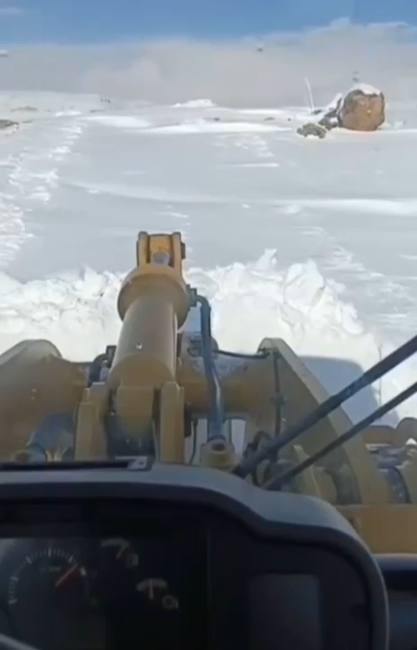 AĞRI'NIN PATNOS İLÇESİNDE KAR YAĞIŞI NEDENİYLE KAPANAN KÖY YOLLARI, EKİPLERİN YOĞUN ÇALIŞMALARIYLA...