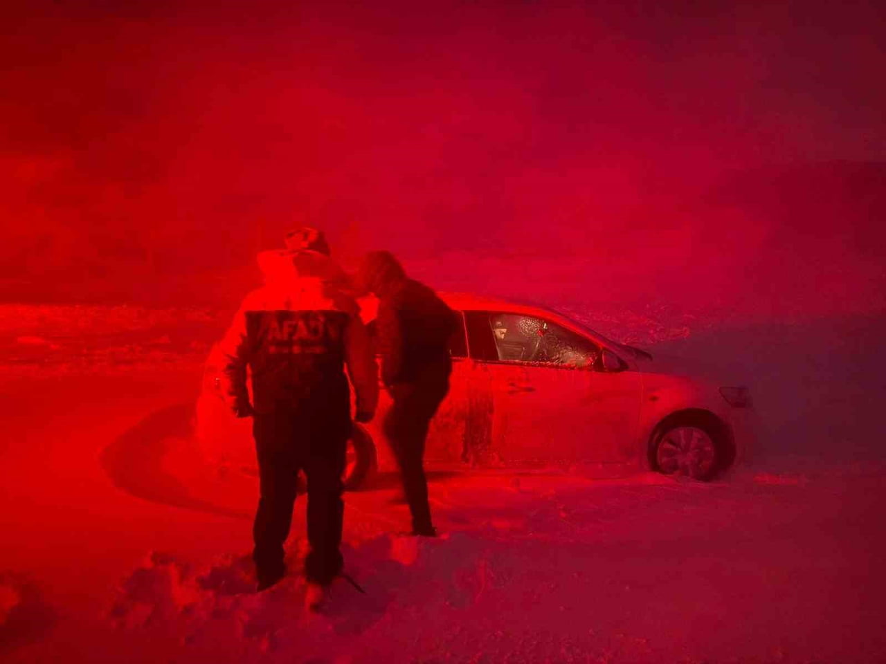 AĞRI’DA AFAD EKİPLERİ MAHSUR KALAN VATANDAŞLARA ULAŞTI