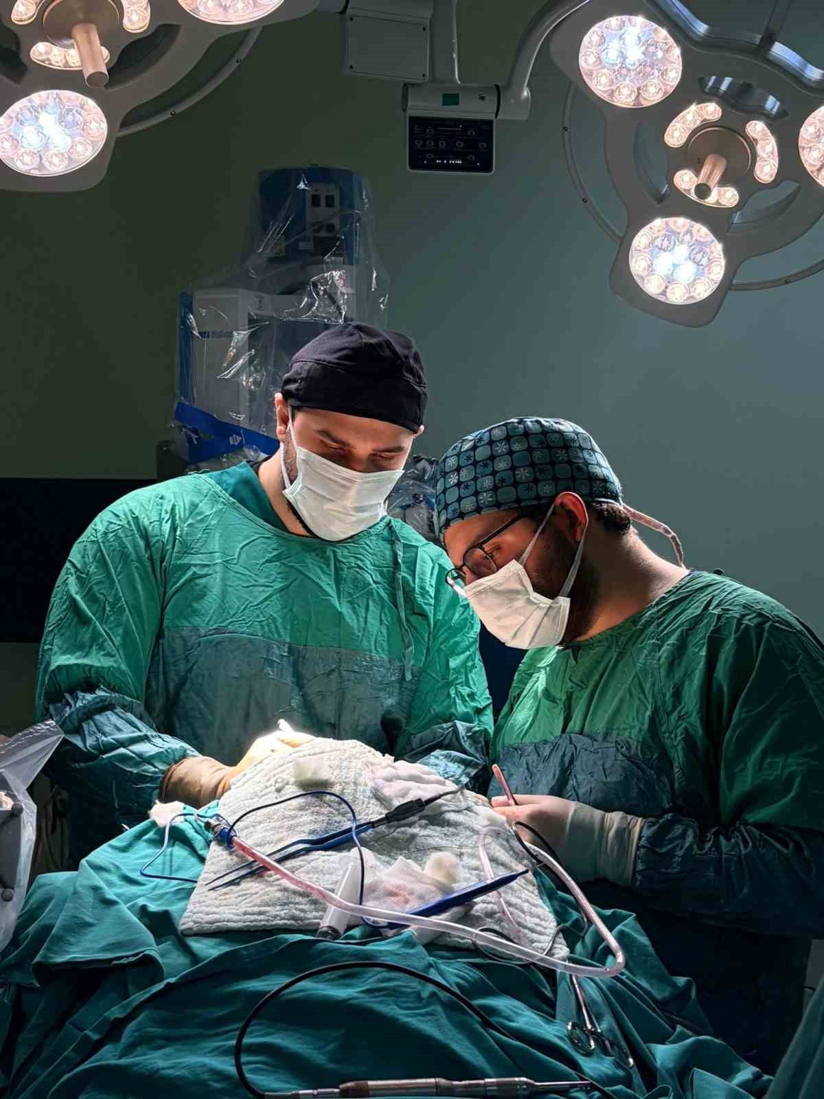 AĞRI’DA İLK BEYİN TÜMÖRÜ AMELİYATI BAŞARIYLA GERÇEKLEŞTİRİLDİ