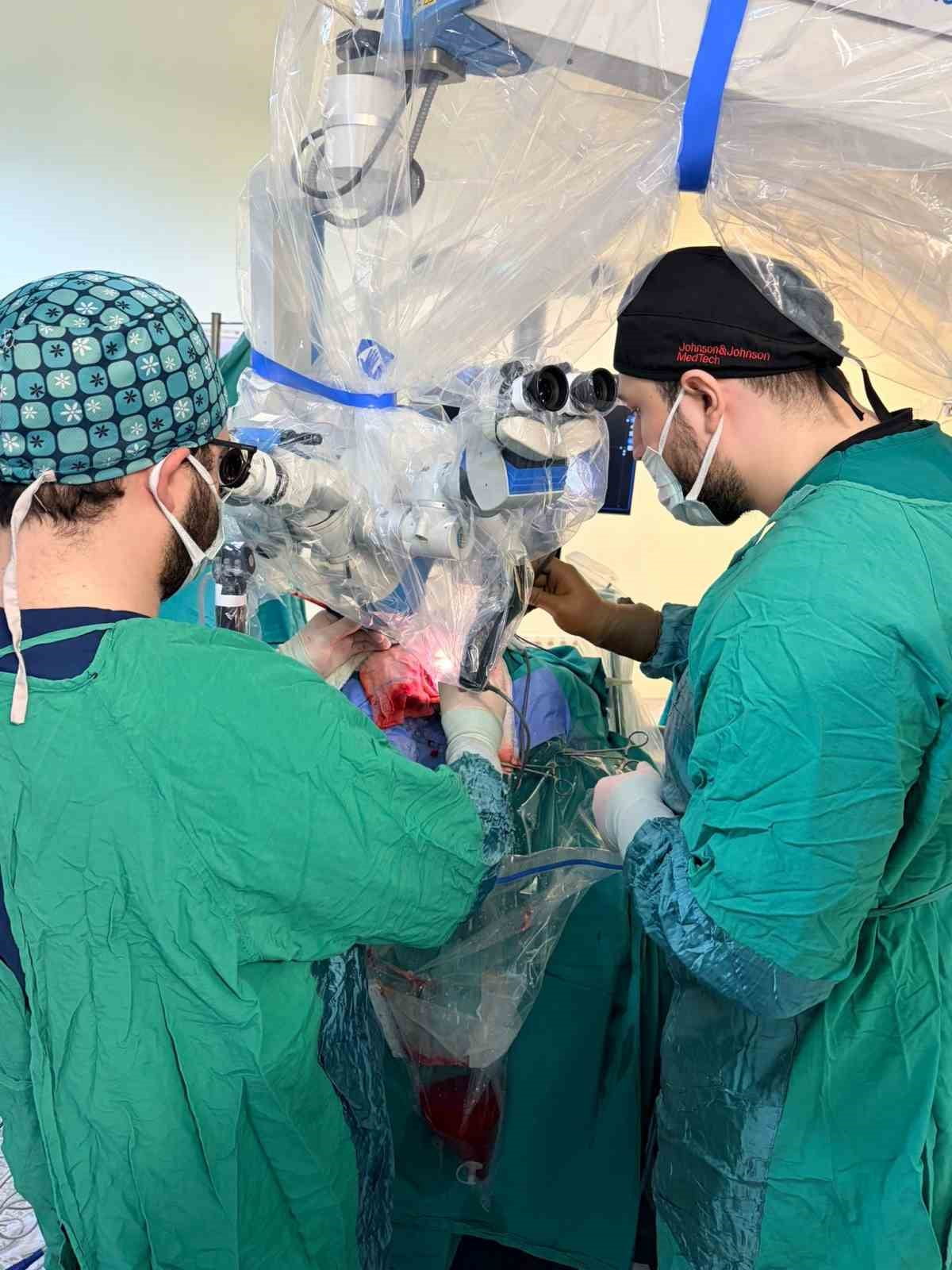 AĞRI’DA İLK BEYİN TÜMÖRÜ AMELİYATI BAŞARIYLA GERÇEKLEŞTİRİLDİ