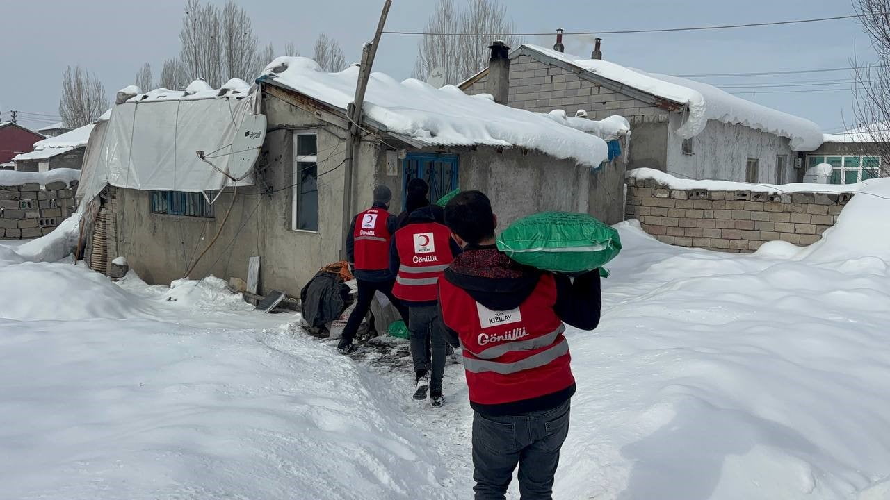 AĞRI’DA TÜRK KIZILAY GÖNÜLLÜLERİ, DONDURUCU SOĞUKLARIN ETKİLİ OLDUĞU KIŞ GÜNLERİNDE İHTİYAÇ SAHİBİ...