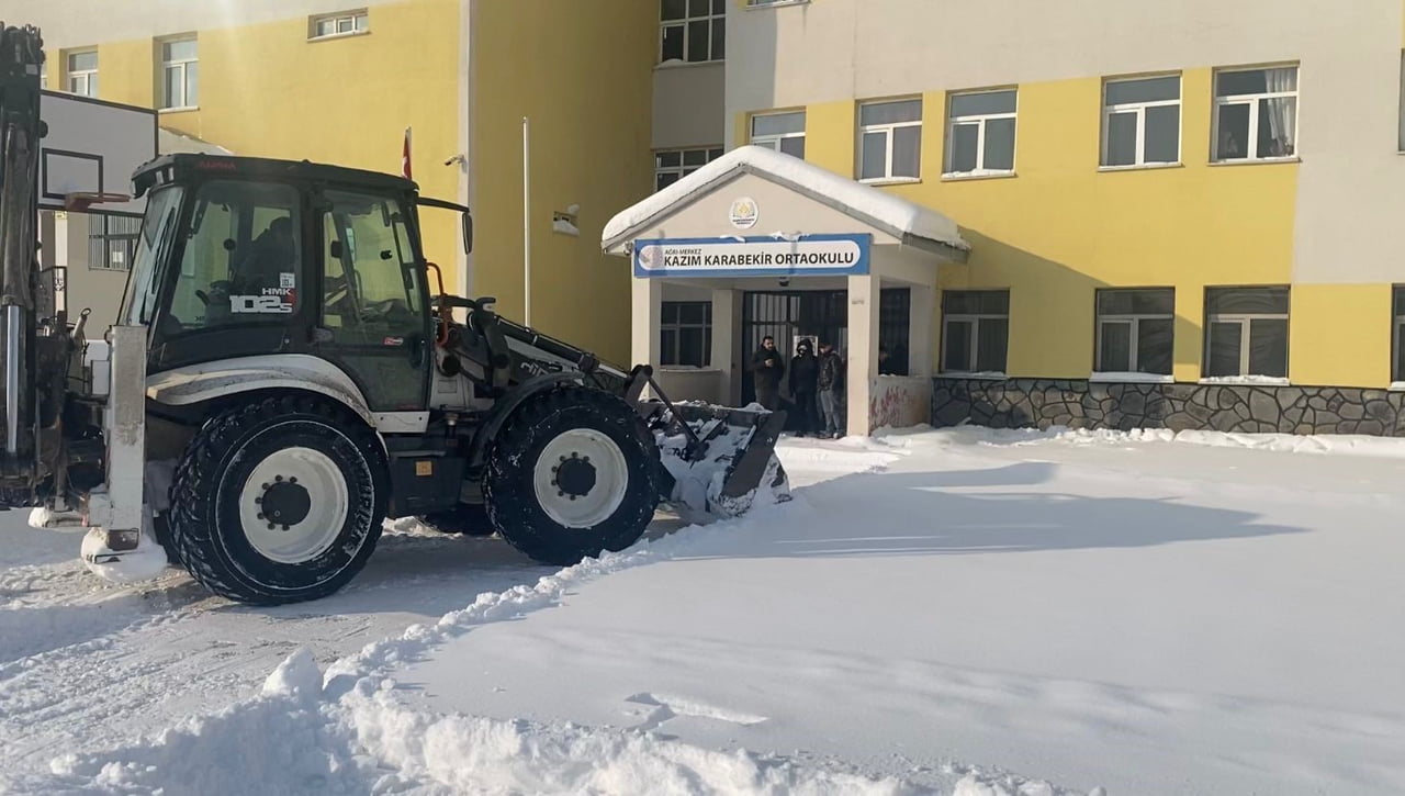 AĞRI VALİSİ MUSTAFA KOÇ'UN TALİMATIYLA, İL MERKEZİNDE ETKİLİ OLAN YOĞUN KAR YAĞIŞININ ARDINDAN...
