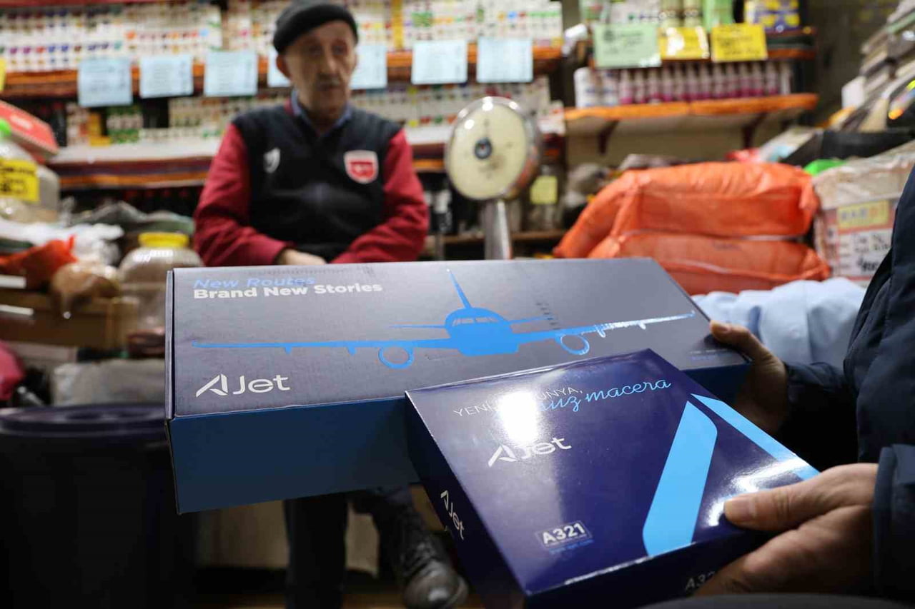 AJET, DEVRE KAYBI NEDENİYLE PİLOT OLAMAYAN VE 73 YAŞINDA 300’Ü AŞKIN UÇAK MAKETİ BİRİKTİREN...