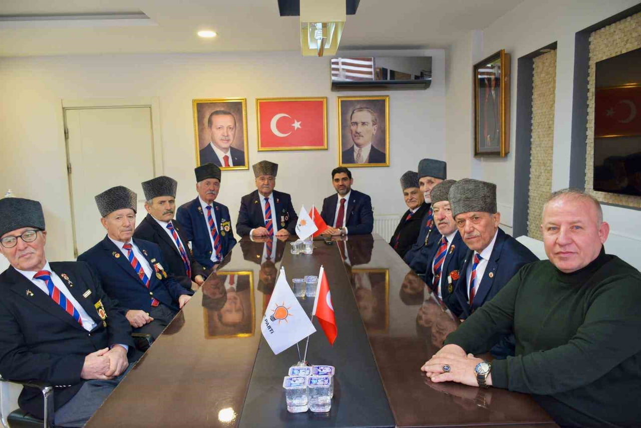 AK PARTİ KARABÜK İL BAŞKANI FERHAT SALT, PARTİ BİNASINDA DÜZENLENEN HALK BULUŞMASINDA GAZİLER...