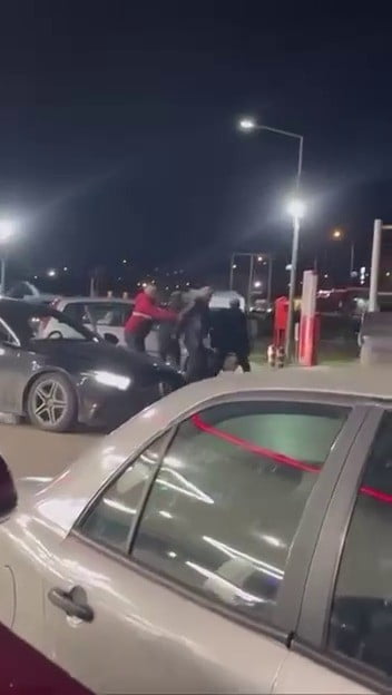 AKARYAKIT İSTASYONUNU BOKS RİNGİNE ÇEVİRDİLER