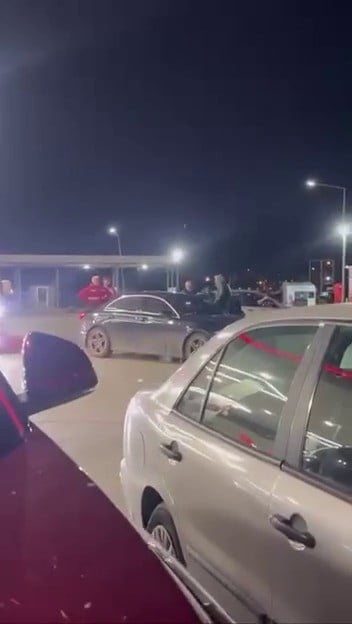 AKARYAKIT İSTASYONUNU BOKS RİNGİNE ÇEVİRDİLER