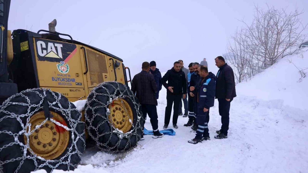 AKÇADAĞ’DA KAR NEDENİYLE YOLDAN ÇIKAN İŞ MAKİNESİ KURTARILDI