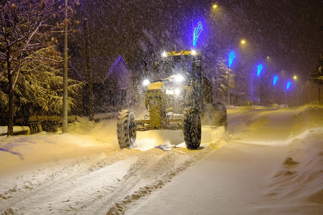 AKDAĞMADENİ BELEDİYESİ, BÖLGEDE ETKİLİ OLAN YOĞUN KAR YAĞIŞININ ARDINDAN ULAŞIMDA AKSAMA...