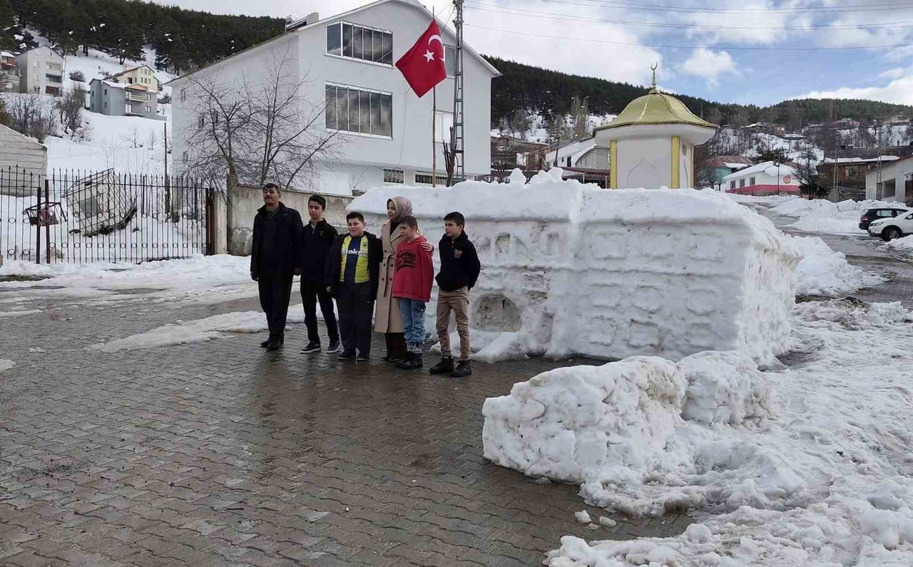 AKINCILAR KAYMAKAMI MÜRÜVVET YÜCEL’DE KARDAN VALİLİĞİN ZİYARETÇİLERİ ARASINDA YERİNİ ALDI. YÜCEL...