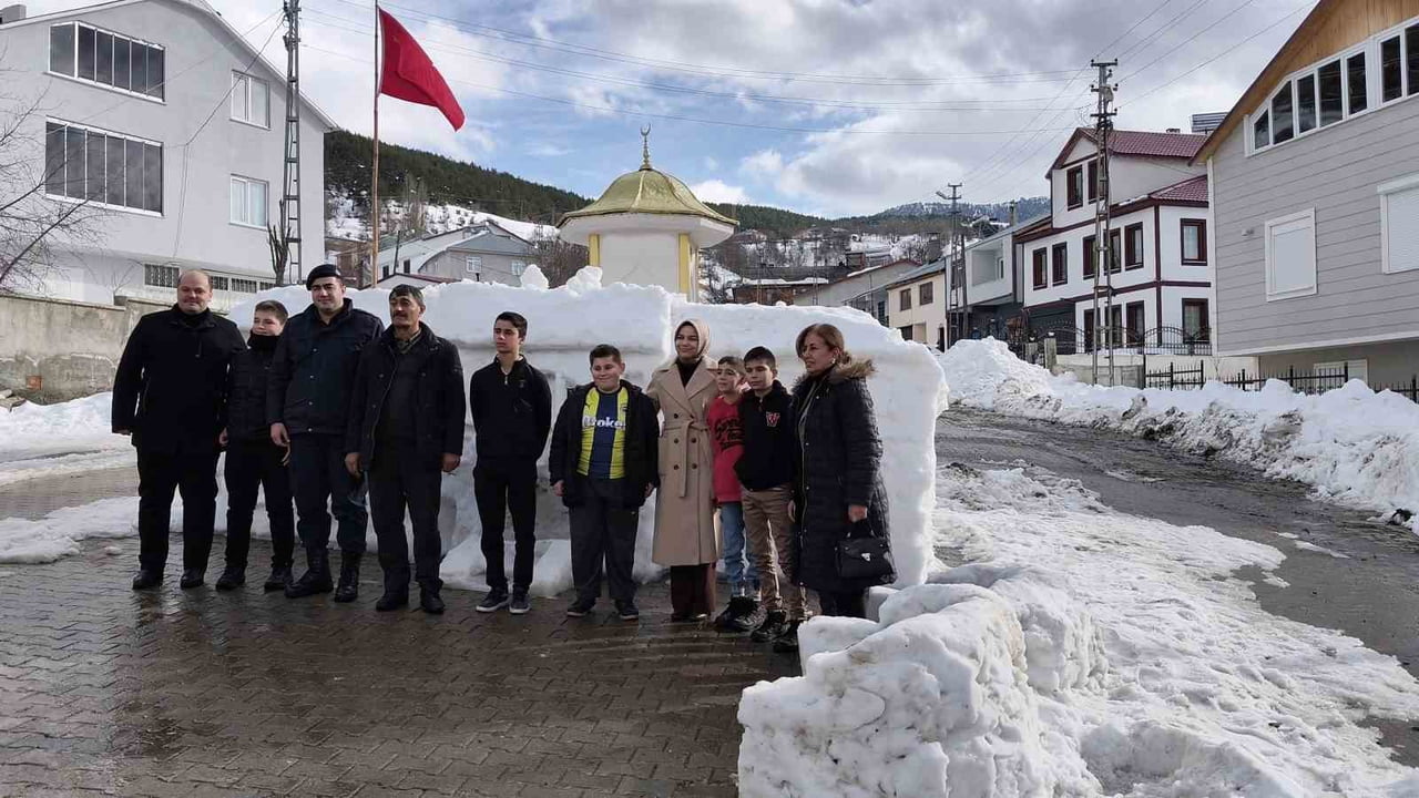 AKINCILAR KAYMAKAMI MÜRÜVVET YÜCEL’DE KARDAN VALİLİĞİN ZİYARETÇİLERİ ARASINDA YERİNİ ALDI. YÜCEL...