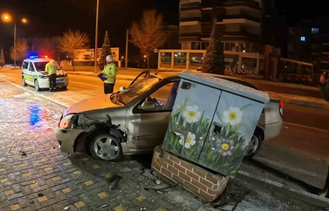 AKSARAY'DA ALKOL ALDIKTAN SONRA ARACA BİNİP TRAFİĞE ÇIKAN GENÇ ADAY SÜRÜCÜ KAZA YAPIP YAKALANINCA...