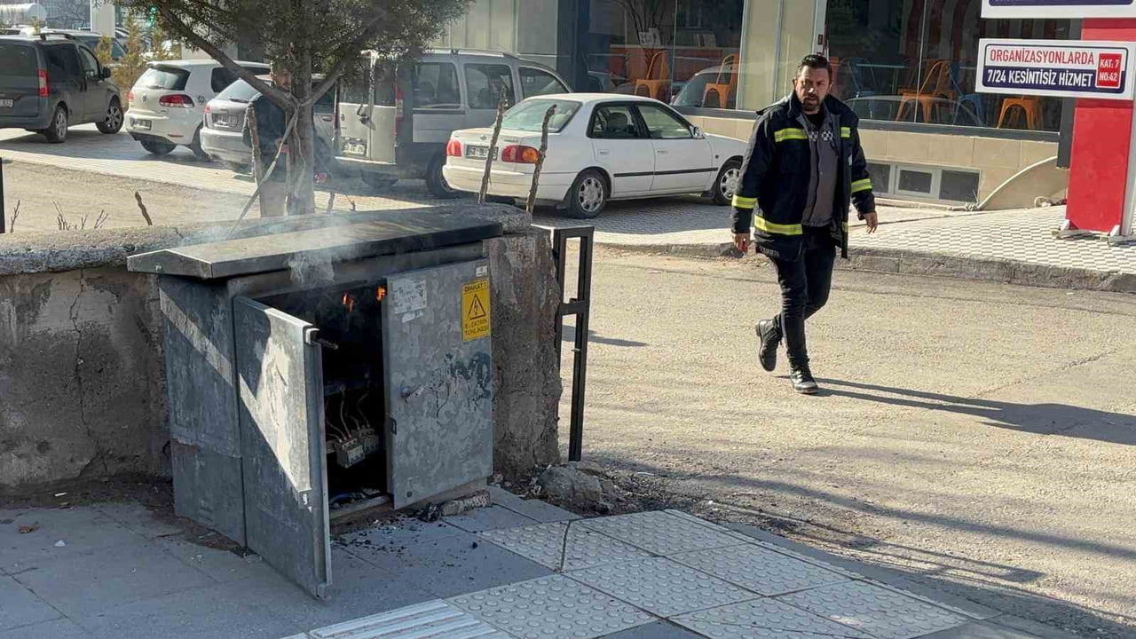 AKSARAY'DA ELEKTRİK PANOSUNDA ŞASE NEDENİYLE ÇIKAN YANGIN KORKUTTU.