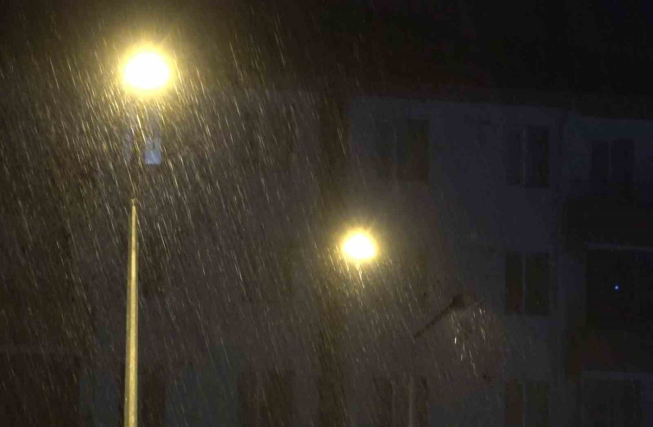 AKSARAY'DA FIRTINANIN ARDINDAN GECE YARISI BAŞLAYAN YAĞMUR YAĞIŞI ŞİDDETİNİ ARTIRARAK DEVAM...