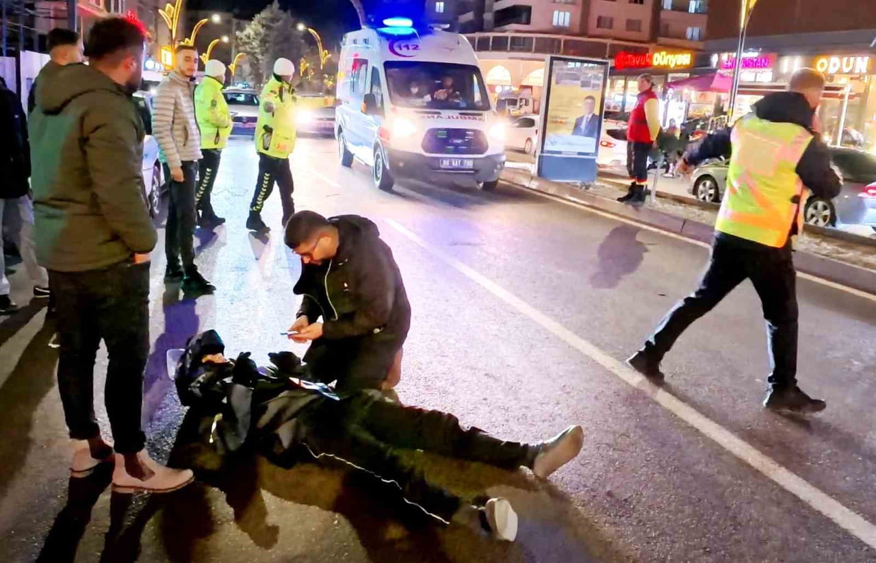 AKSARAY'DA OTOMOBİL İLE MOTOSİKLETİN ÇARPIŞMASI SONUCU MEYDANA GELEN TRAFİK KAZASINDA YOLA...