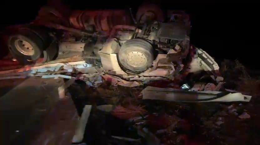 AKSARAY'DA SÜRÜCÜSÜNÜN DİREKSİYON HAKİMİYETİNİ KAYBETTİĞİ TIR BARİYERLERE ÇARPARAK YOLA...