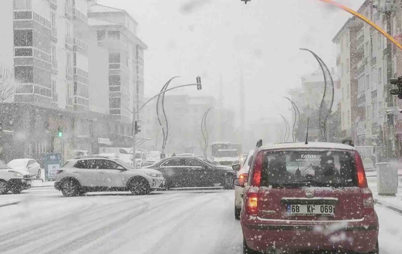 AKSARAY’DA AKŞAM SAATLERİNDE BAŞLAYAN KAR YAĞIŞI ŞEHRİ BEYAZA BÜRÜDÜ.