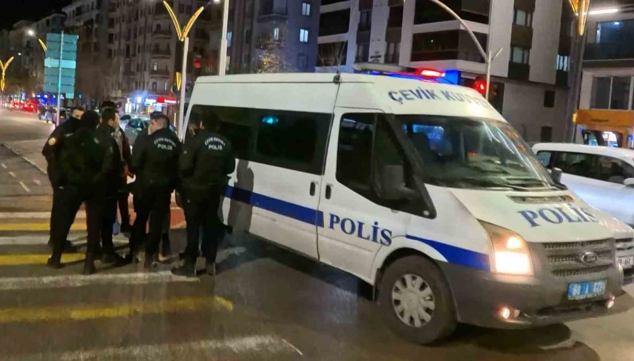 AKSARAY’DA ARAÇ İÇİNDE DURURKEN BIÇAKLANAN GENÇ KOLUNDAN ALDIĞI BIÇAK DARBESİYLE YARALANIRKEN...