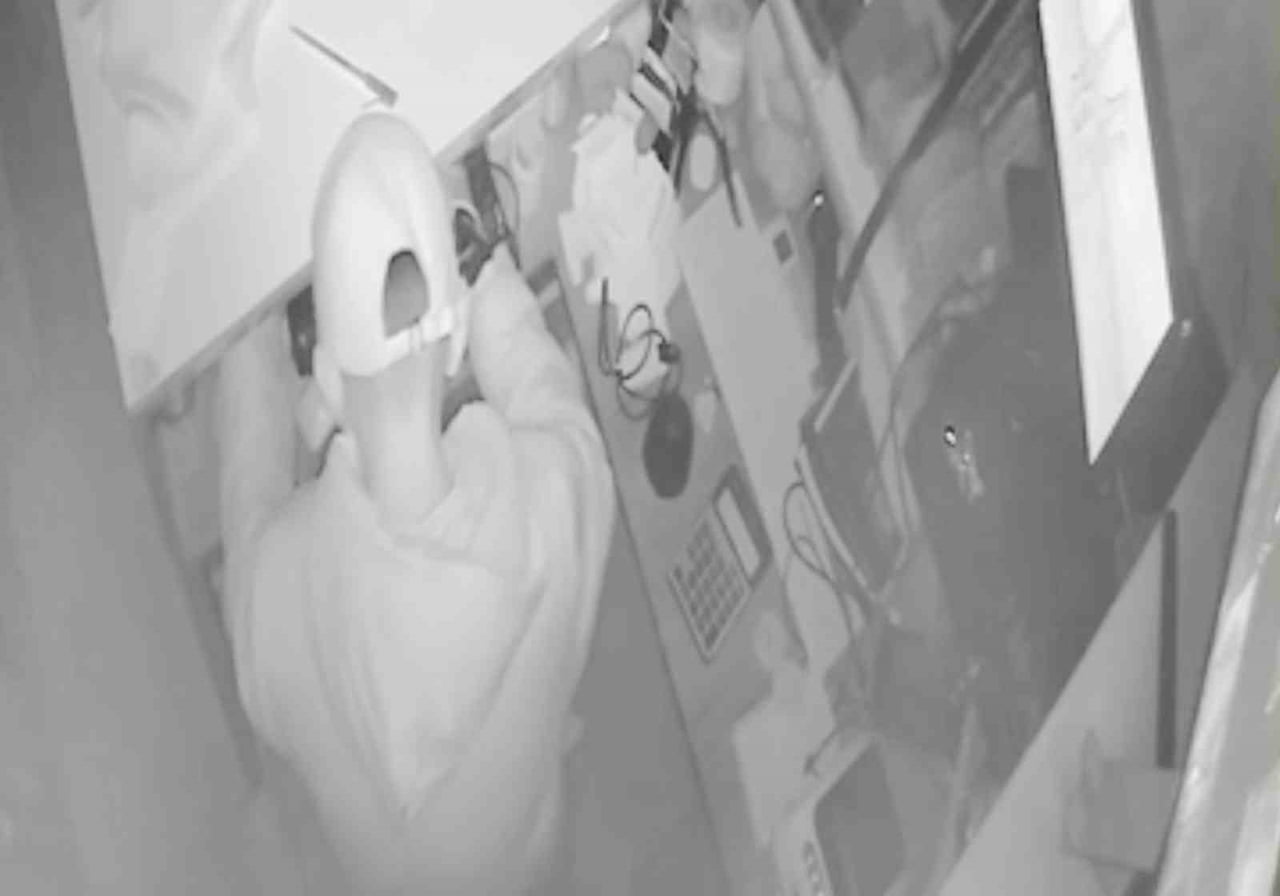 AKSARAY’DA GECE YARISI BİR TEKSTİL MAĞAZASI ÖNÜNE GELEN 3 KİŞİ, ÖNCE MAĞAZA ÖNÜNE OTURUP...