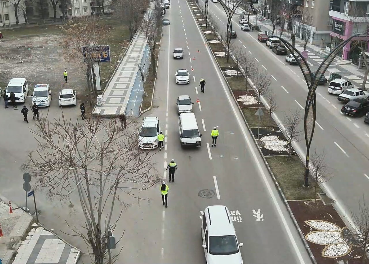 AKSARAY’DA "HUZURLU SOKAKLAR" UYGULAMASI ÇERÇEVESİNDE UYGULAMA YAPAN EMNİYET, 164 PERSONELDEN...