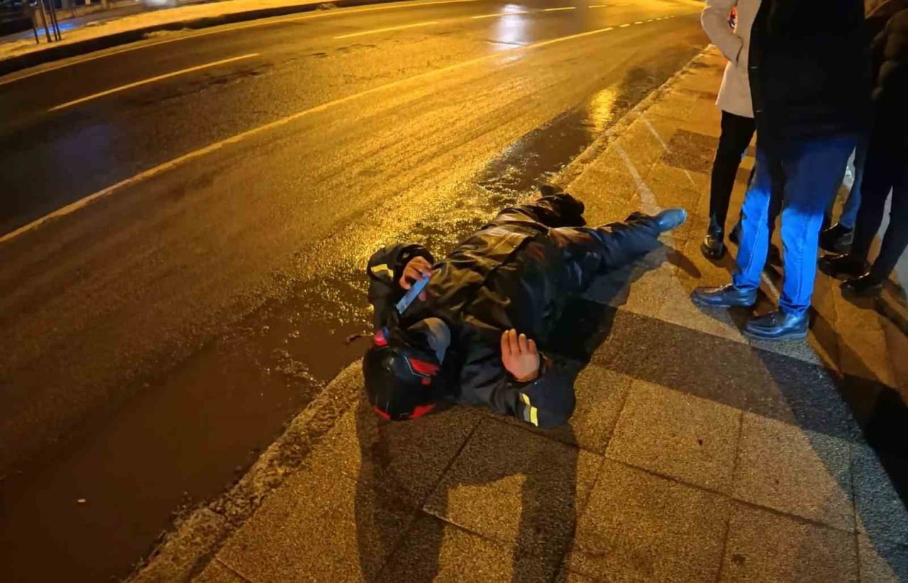 AKSARAY’DA SÜRÜCÜSÜNÜN BUZLU YOLDA KAYMA SONUCU DİREKSİYON HAKİMİYETİNİ KAYBETTİĞİ MOTOSİKLET YOLA...