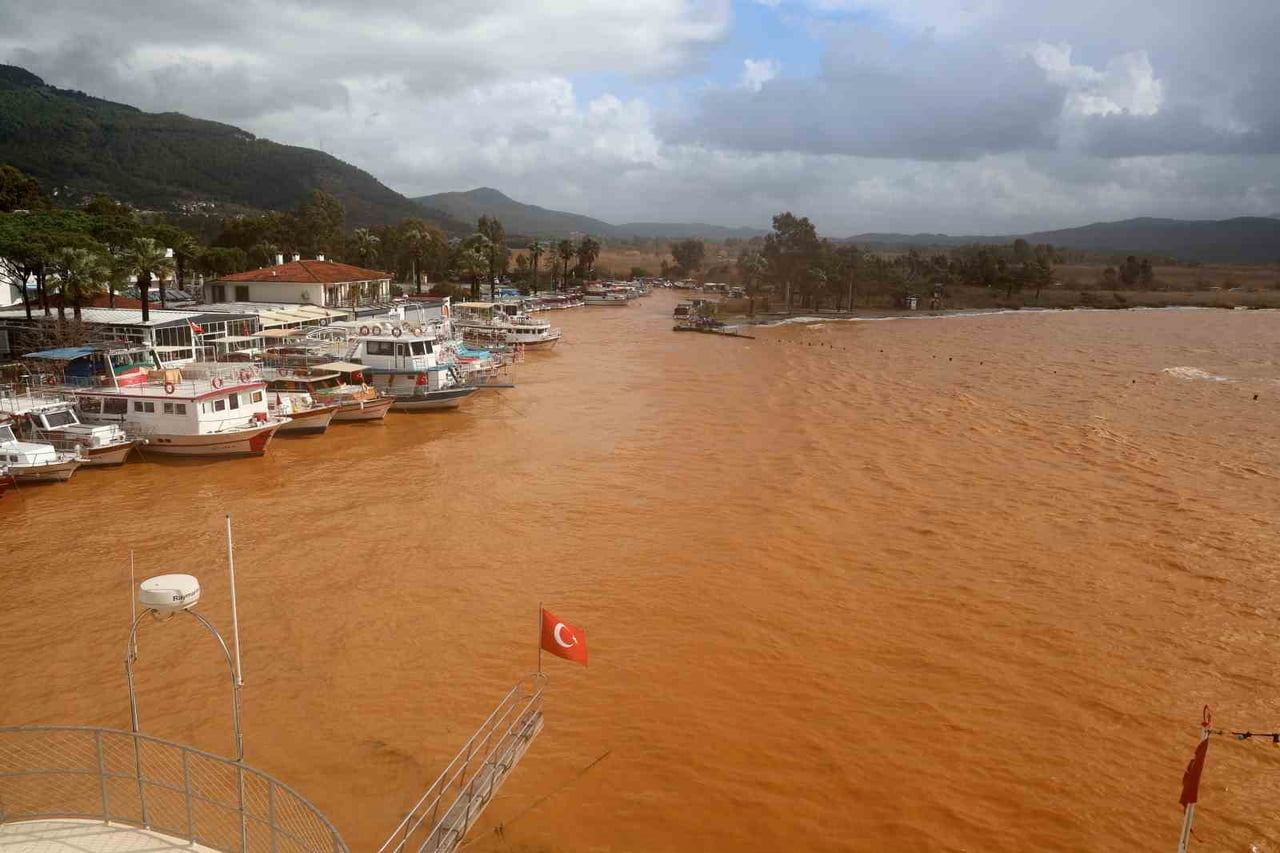 AKYAKA’DA DENİZİN RENGİ KAHVERENGİYE DÖNDÜ