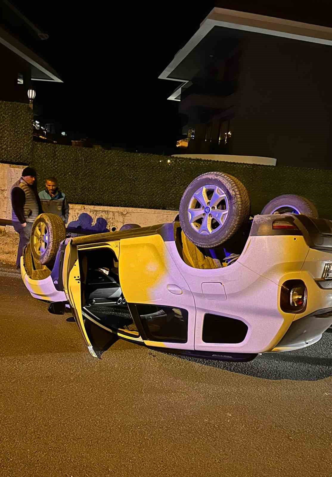 ALANYA'DA BETON BARİYERLERE ÇARPAN OTOMOBİL TAKLA ATTI. KAZADA OTOMOBİL SÜRÜCÜSÜ YARALANDI.