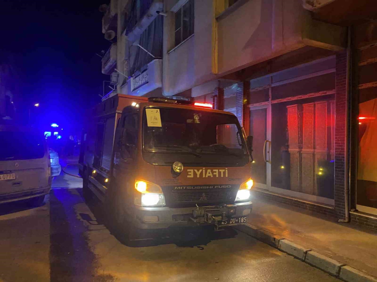 ALAŞEHİR'DE EVİN BALKONUNDA ÇIKAN YANGIN KORKUTTU