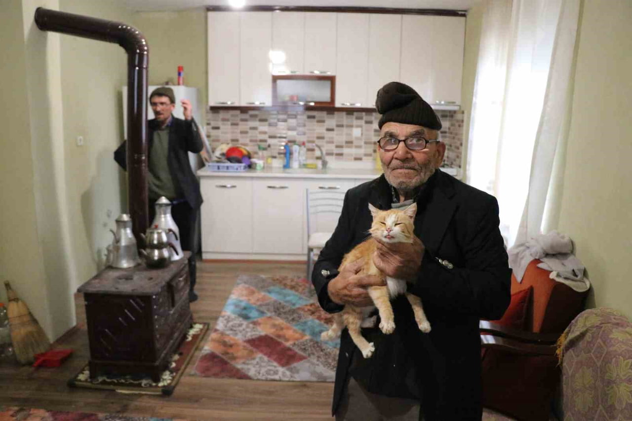 ALİ MEŞE İÇİN YENİ BİR EV İNŞA EDİLMİŞ VE YAŞLI ADAM KEDİSİYLE BİRLİKTE BU EVE YERLEŞTİRİLMİŞTİ. ...