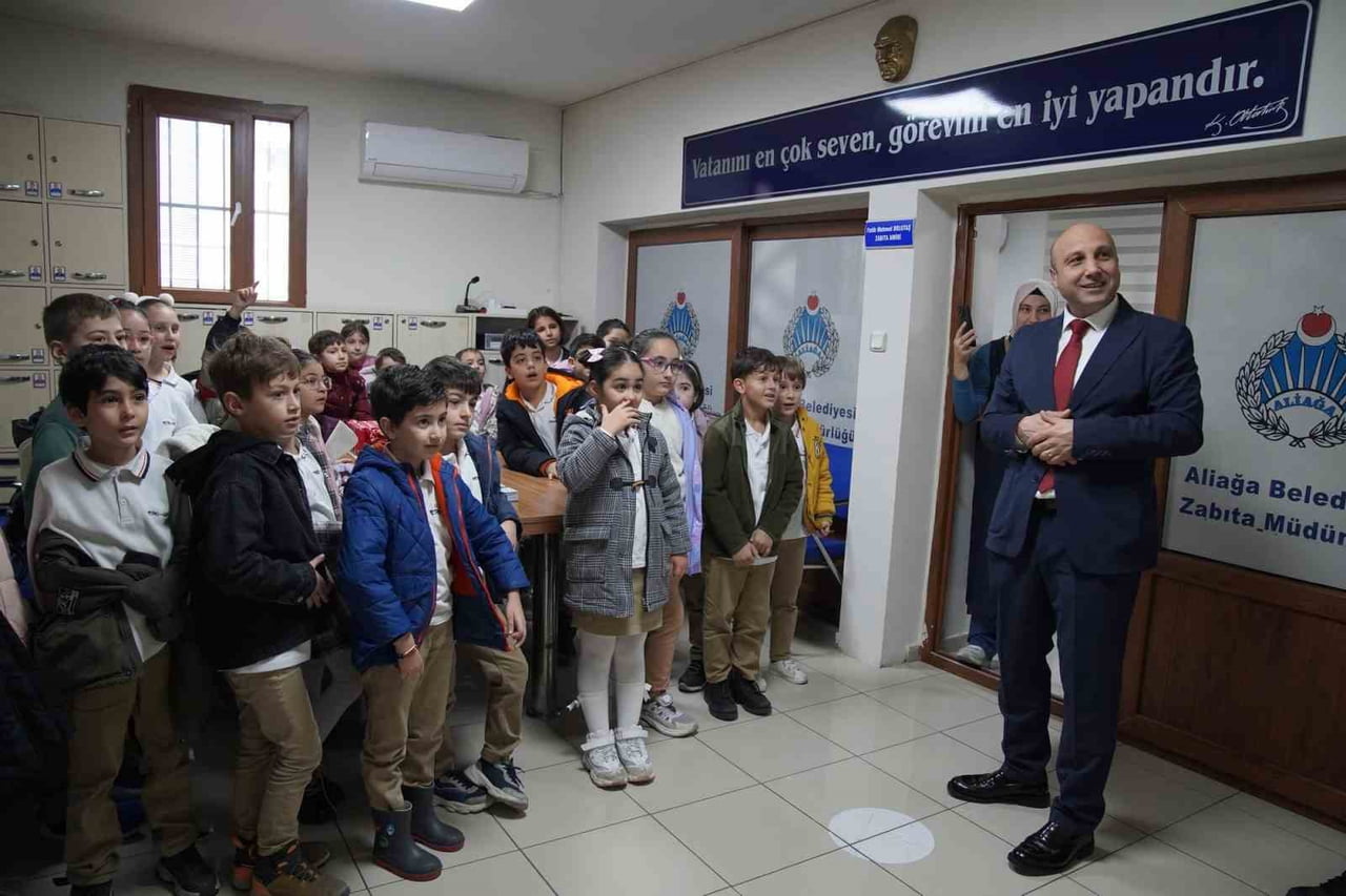 ALİAĞA BELEDİYESİ ZABITA MÜDÜRÜ AHMET KARAGÖZ, ÖĞRENCİLERE ZABITA TEŞKİLATININ GÖREV VE...