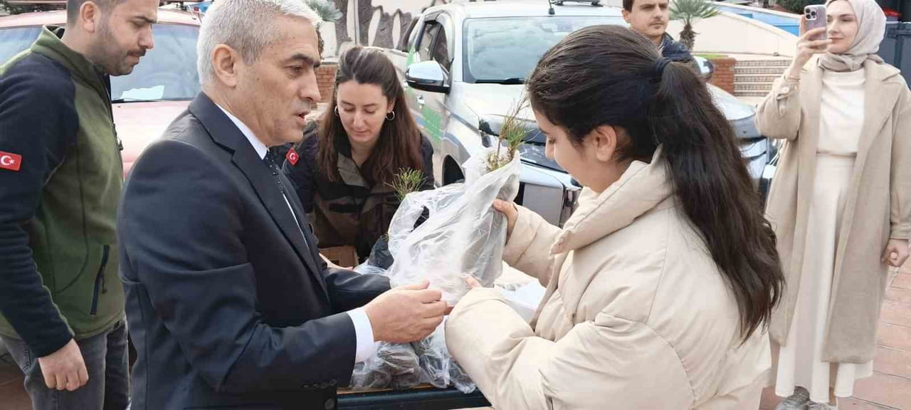 ALİAĞA ‘DA ORMAN ŞEHİTLERİ YAD EDİLDİ, GELECEĞE NEFES OLACAK FİDANLAR DAĞITILDI