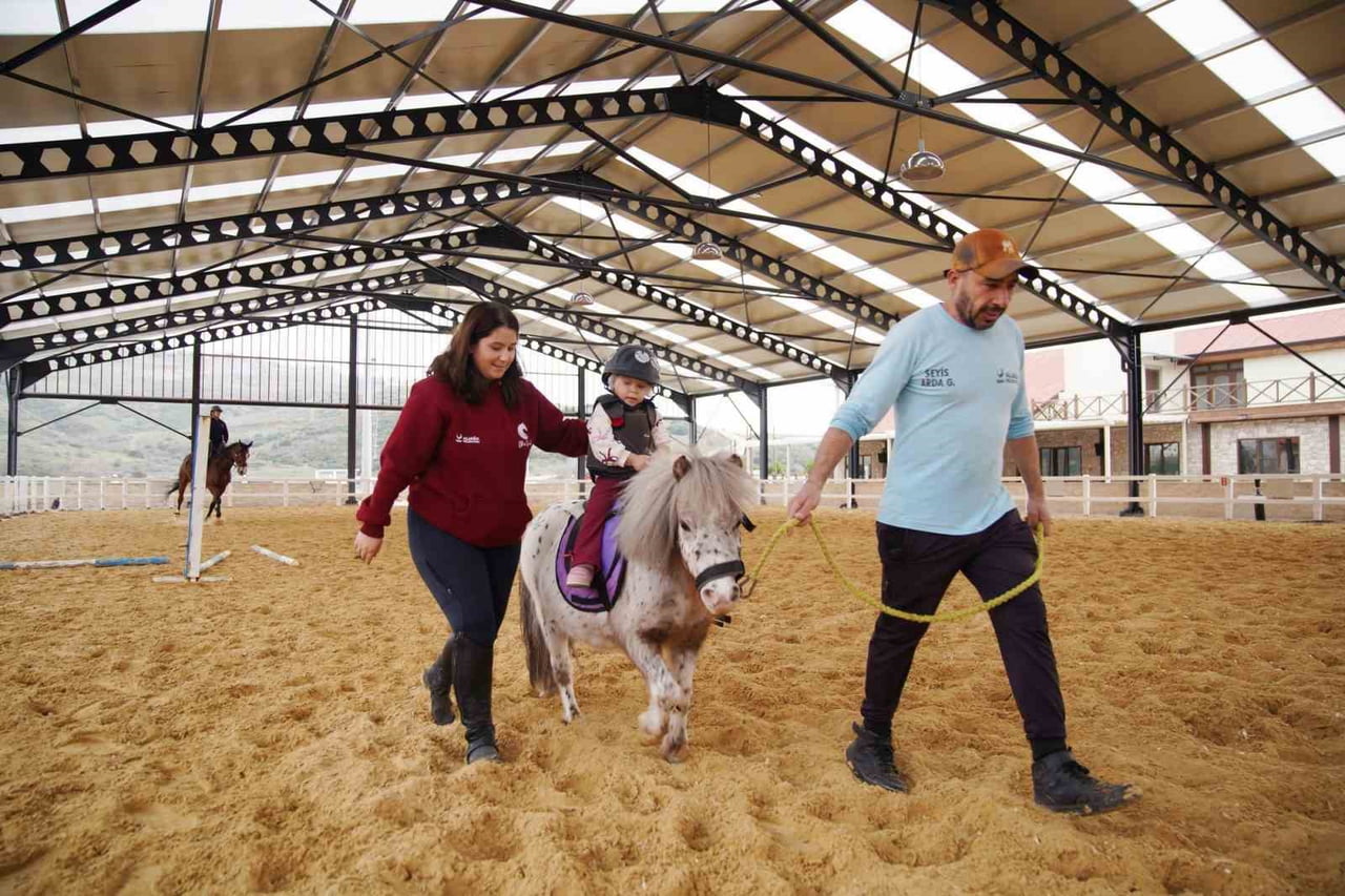 ALİAPARK ATLA TERAPİ VE HİPOTERAPİ MERKEZİ, YENİLENEN ALTYAPISI VE HİZMET ALANLARIYLA ATLA TERAPİ...