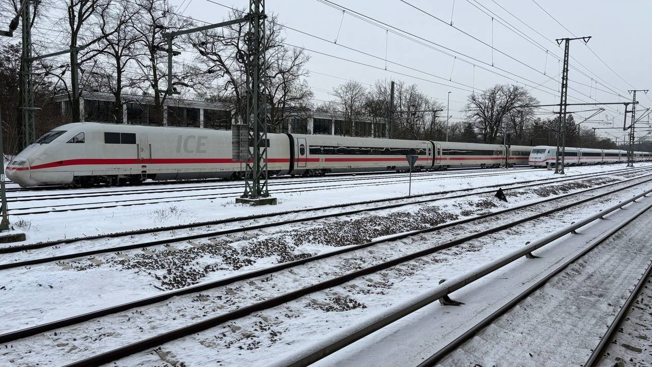 ALMANYA'DA ETKİSİNİ ARTIRAN KAR FIRTINASI NEDENİYLE ÜLKENİN KUZEYİNDEKİ UZUN MESAFE TREN SEFERLERİ...