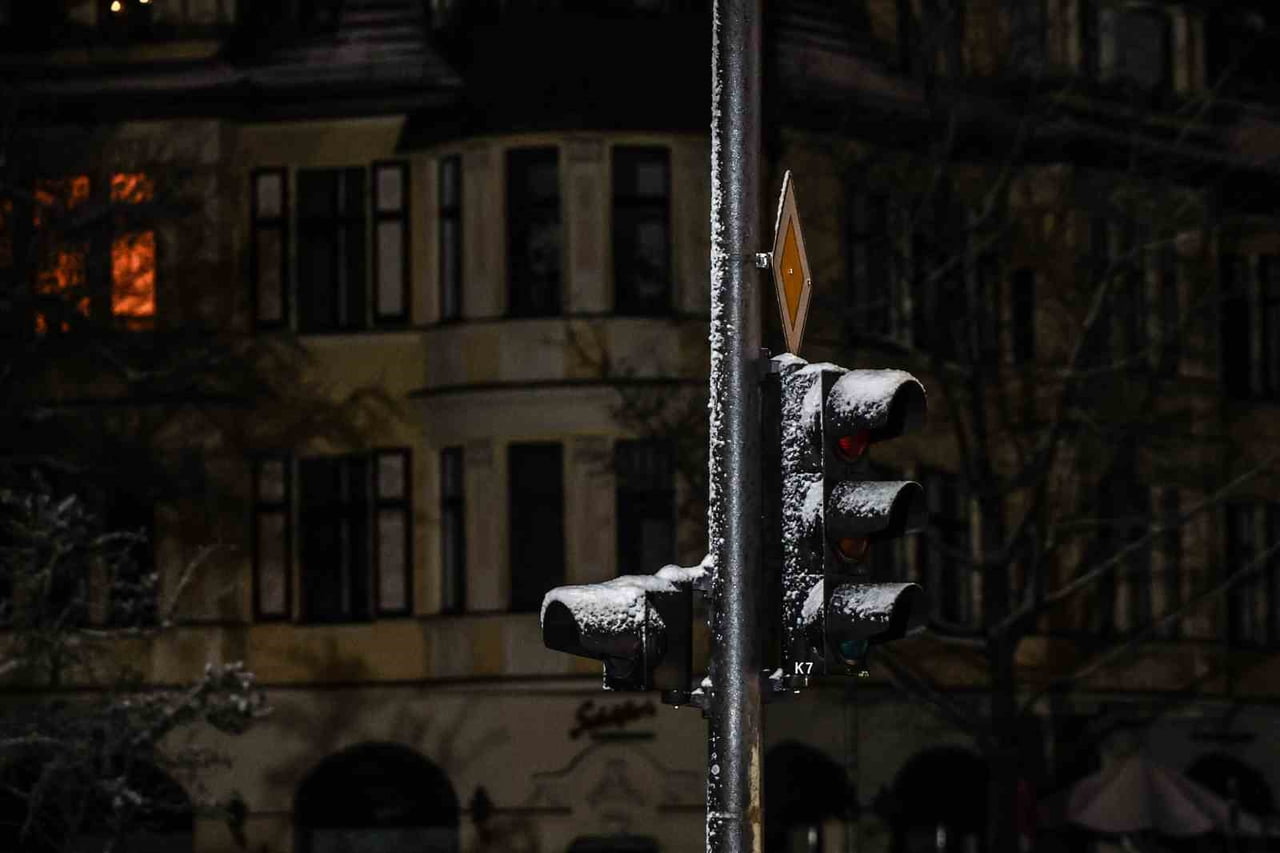 ALMANYA’NIN BAŞKENTİ BERLİN’İN GÜNEYBATISINDA ÇIKAN YANGININ ELEKTRİK NAKİL HATLARINA ZARAR...