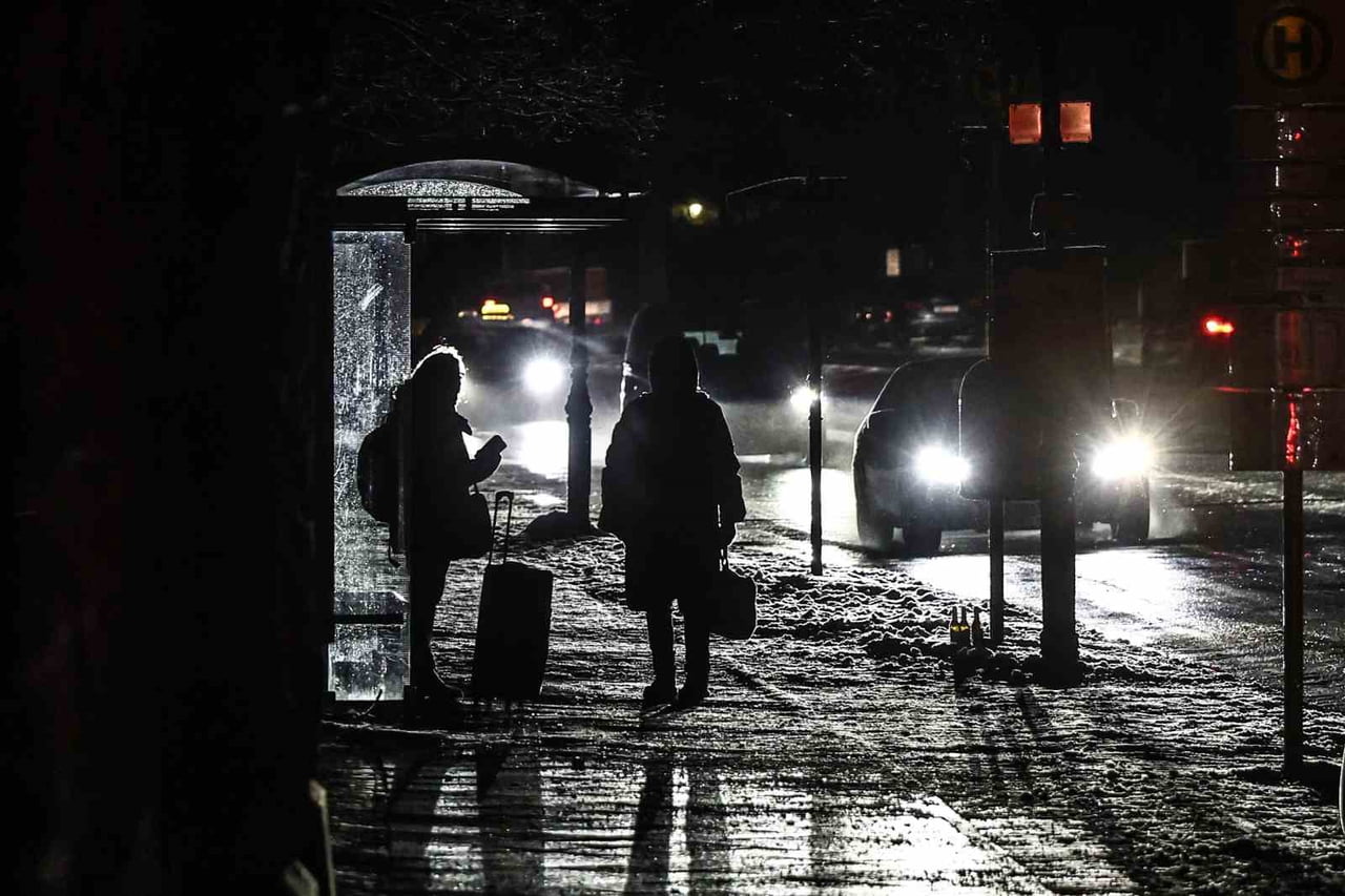 ALMANYA’NIN BAŞKENTİ BERLİN’İN GÜNEYBATISINDA ÇIKAN YANGININ ELEKTRİK NAKİL HATLARINA ZARAR...