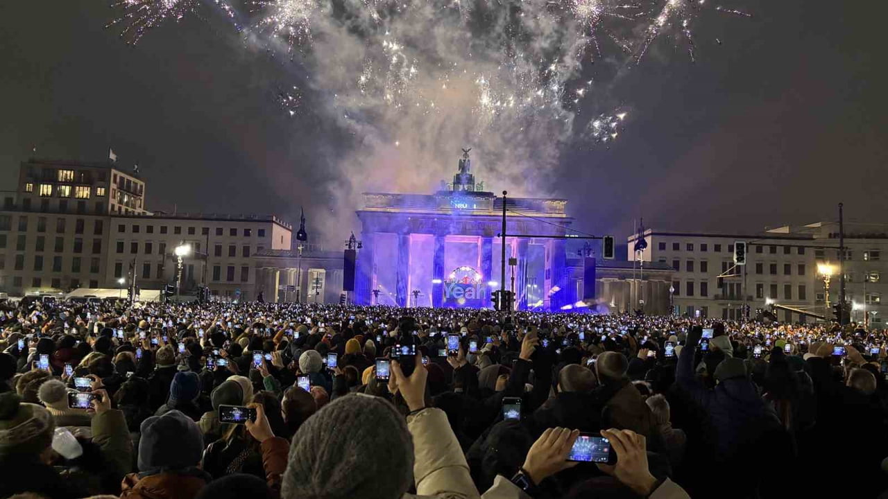 ALMANYA YENİ YILA YOĞUN GÜVENLİK ÖNLEMLERİ ALTINDA GİRDİ