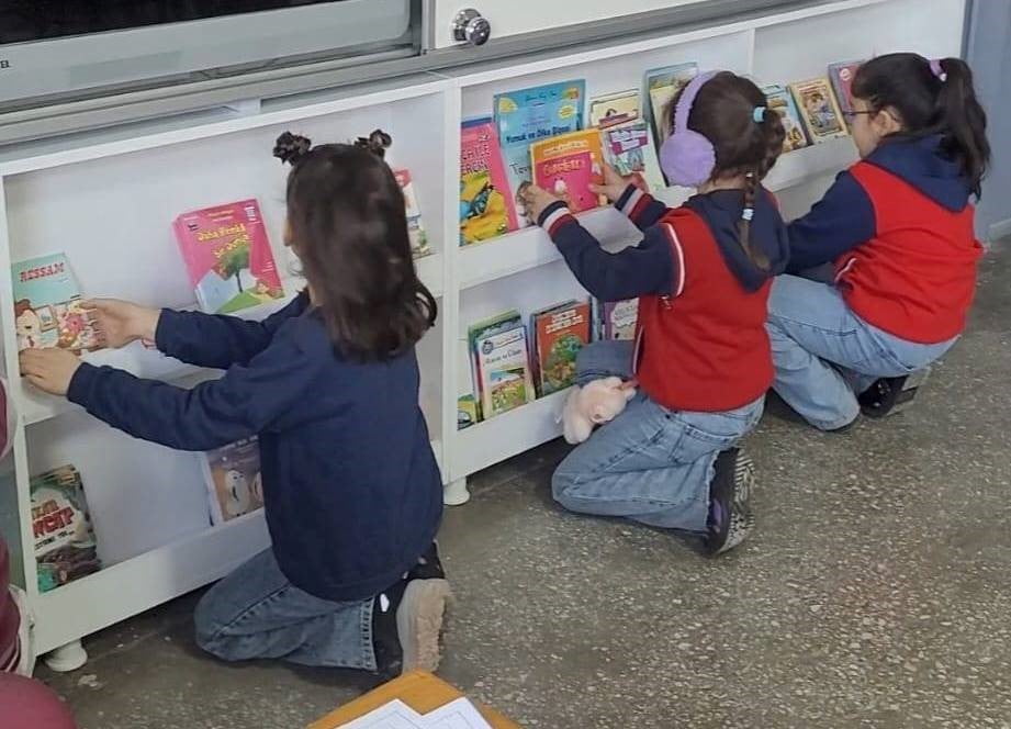 ALTINTAŞ ZAFER İLKOKULU’NDA SINIFLARA KİTAPLIK KAZANDIRILDI