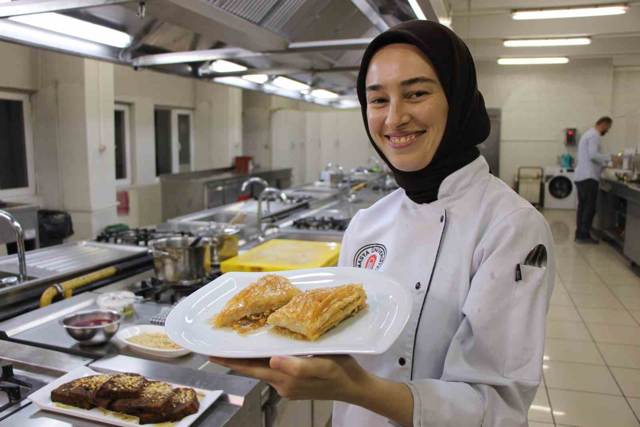 AMASYA'NIN DÜNYACA ÜNLÜ MİSKET ELMASI ARTIK BAKLAVALARI TATLANDIRMAYA BAŞLADI. ŞEHRİN YENİ LEZZETİ...