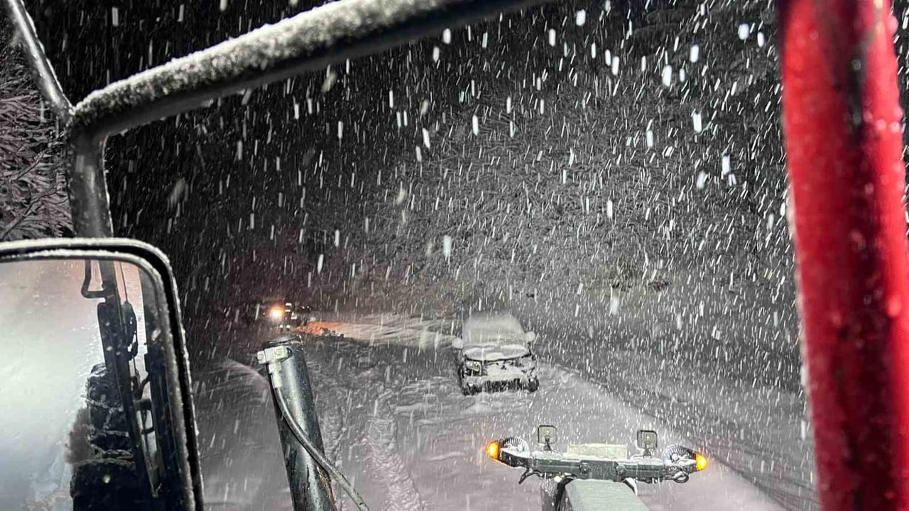 AMASYA'NIN MERZİFON İLÇESİNDE KARLI DAĞ YOLUNDA ARAÇLARINDA MAHSUR KALAN AİLEYİ AMASYA İL ÖZEL...