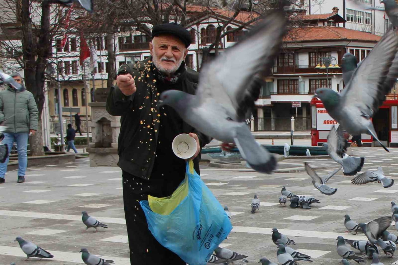 AMASYA’DA 84 YAŞINDAKİ CAHİT KALAYCI, 20 YILDIR EMEKLİ MAAŞINDAN AYIRDIĞI PARAYLA ALDIĞI YEMLER VE...