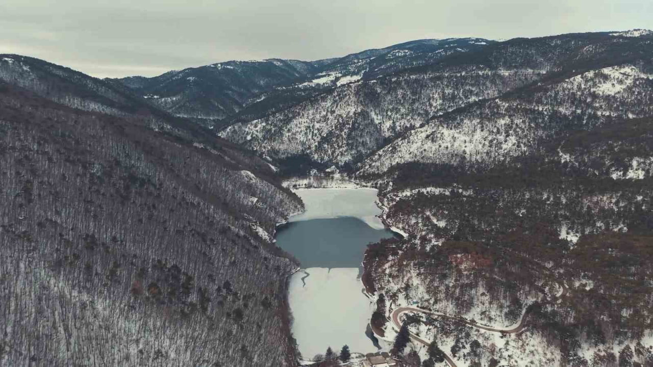 AMASYA’DA BULUNAN BORABOY GÖLÜ KAR YAĞIŞININ BERABERİNDE ETKİLİ OLAN SOĞUK HAVANIN ETKİSİYLE BUZ...