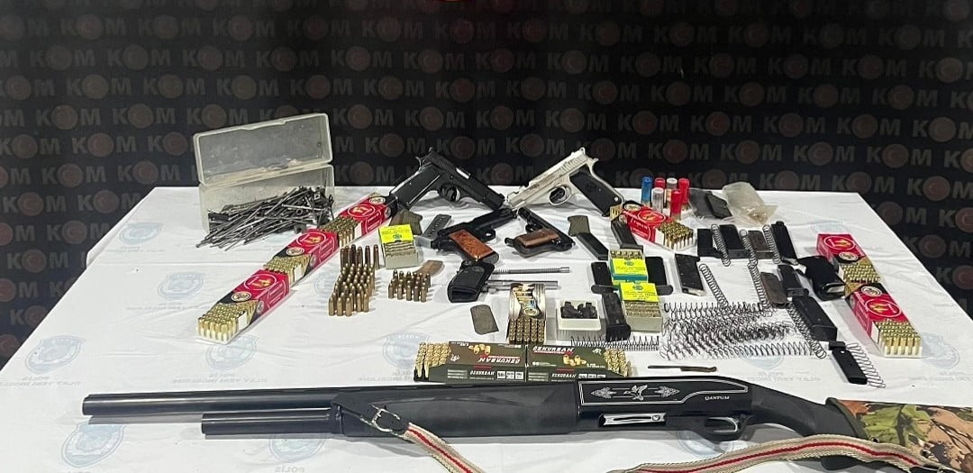 AMASYA’DA POLİSİN DÜZENLEDİĞİ SİLAH KAÇAKÇILIĞI OPERASYONUNDA 5 RUHSATSIZ SİLAH VE 600’DEN FAZLA...