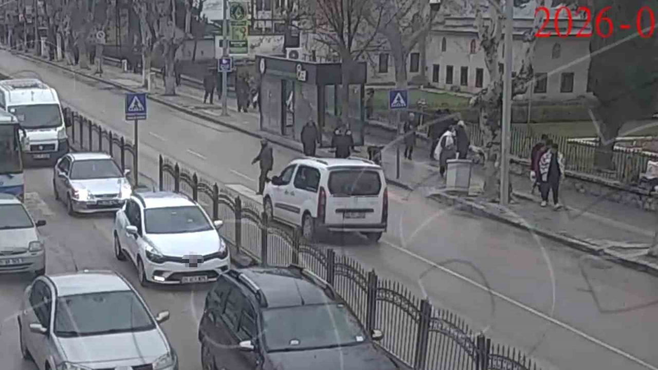 AMASYA’DA YAYA GEÇİDİNDEN YOLUN KARŞISINA GEÇMEYE ÇALIŞAN ADAMA ARAÇ ÇARPTI. ADAMIN BİR ANDA NEYE...