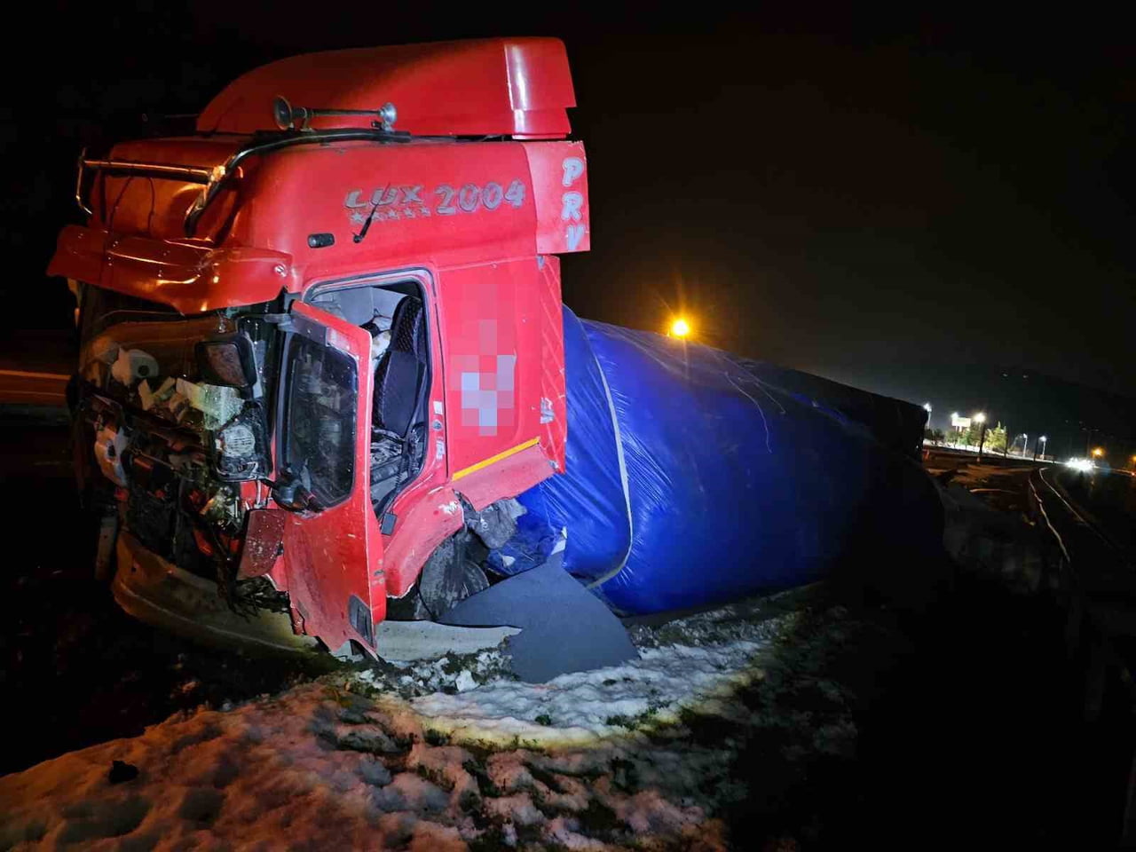 ANADOLU OTOYOLU DÜZCE KESİMİNDE GECE SAATLERİNDE LASTİĞİ PATLAYAN TIR BARİYERE ÇARPARAK...