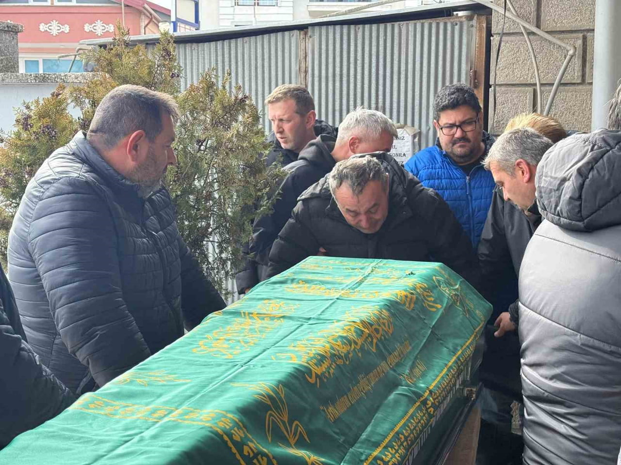 ANADOLU OTOYOLU SAKARYA GEÇİŞİNDE 3'Ü AĞIR, 27 KİŞİNİN YARALANDIĞI ZİNCİRLEME KAZADA YAŞAMINI...