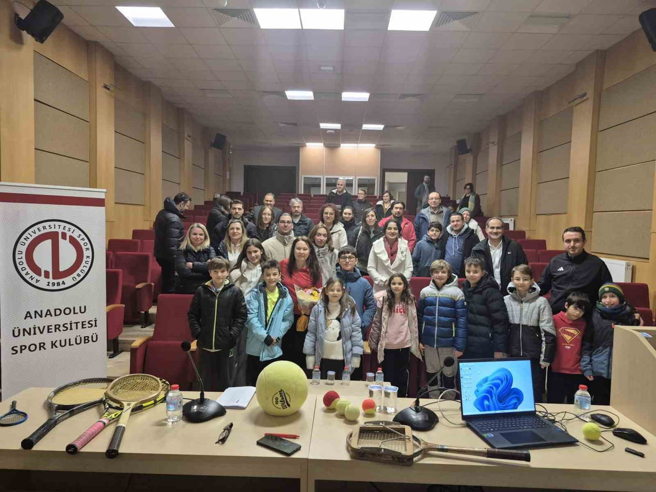 ANADOLU ÜNİVERSİTESİ SPOR KULÜBÜ, TENİS BRANŞINDA SPORCULAR VE AİLELERE YÖNELİK "TENİSE GENEL...