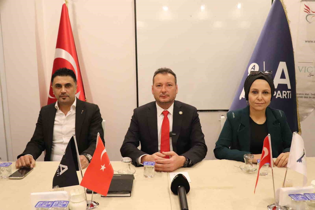 ANAHTAR PARTİ İL BAŞKANI GÖREVİNE 2 AY ÖNCE BAŞLAYAN  HAKAN SARUHAN, İLÇE TEŞKİLATI BAŞKANLARINA...