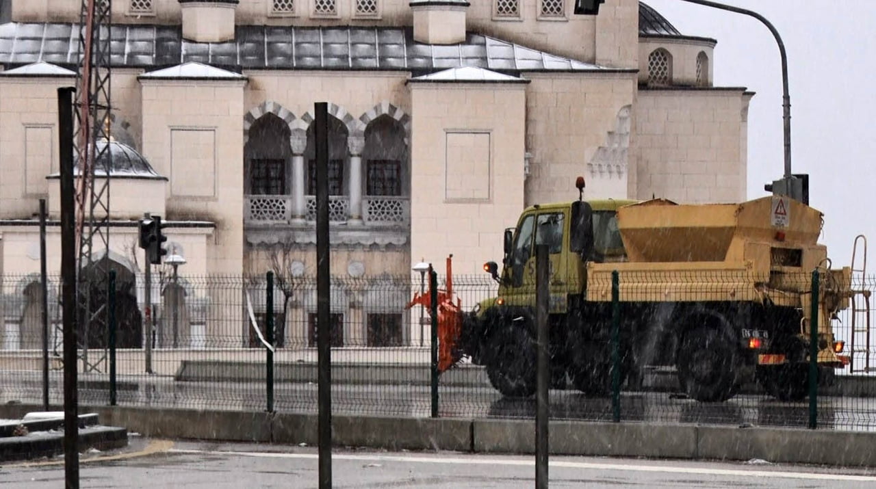 ANKARA'DA SABAH SAATLERİNDE BAŞLAYAN KARLA KARIŞIK YAĞMUR VE KAR, ARALIKLARLA DEVAM EDEREK BİRÇOK...